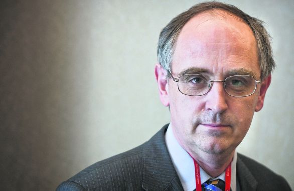 EDWAR D. LUCAS sa narodil v roku 1962. Pracuje pre britský týždenník The Economist. Je špecialistom na strednú a východnú Európu. Začínal ako reportér denníka The Independent, robil aj pre BBC. V roku 2008 napísal knihu Nová studená vojna o Putinovom Rusku. Pred dvomi rokmi napísal knihu Klam – špióni a lži alebo ako Rusko klame Západ. Foto – Sali Németh