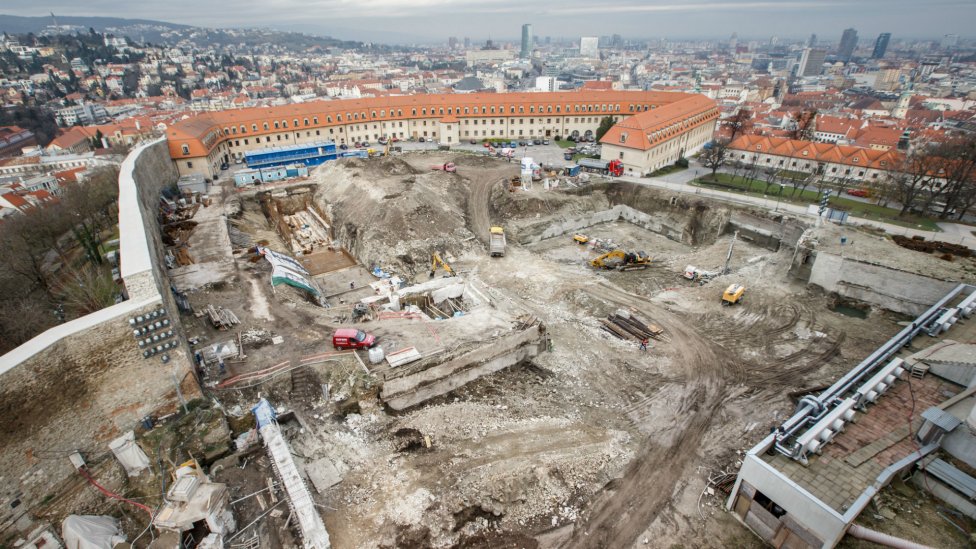 Stavenisko na severnej terase Bratislavského hradu. Tu budú aj podzemné garáže. Foto N - Tomáš Benedikovič