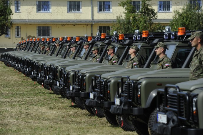 Vojaci už v roku 2012 dostali prvých sedemdesiat vozidiel Land Rover Defender 110. Glváč objednal ďalšiu várku. Foto - TASR