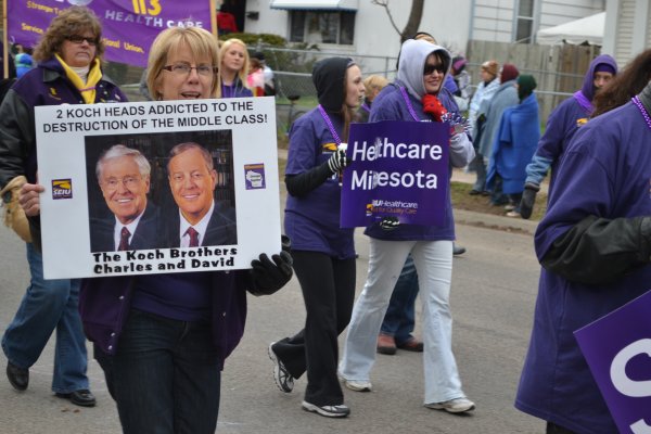 Hovoria o&nbsp;nich, že si chcú kúpiť USA. Bratia dajú na voľby skoro miliardu