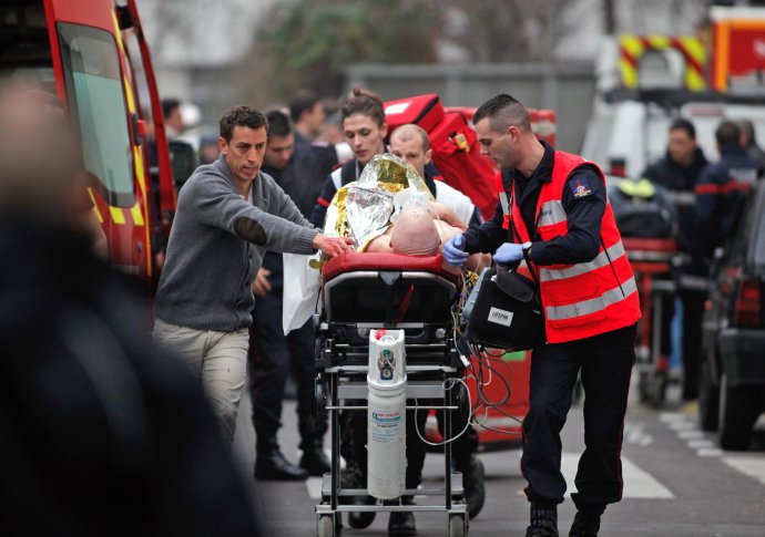 Francúzsky zákon je reakciou na útoky islamistov na týždenník Charlie Hebdo a na židovských obchod v Paríži, pri ktorých zomrelo 17 ľudí. Foto - TASR/AP
