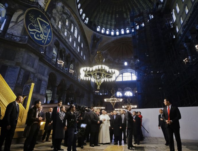 Pápež František navštívil v Istanbule aj Hagiu Sofiu. Foto - TASR/AP