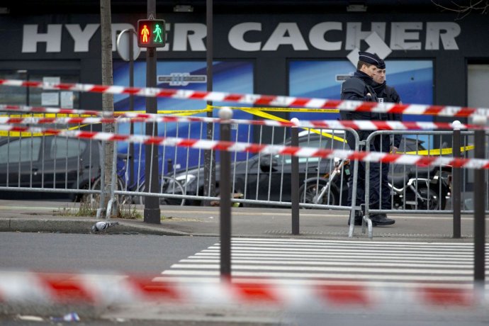 Policajti pred kóšer potravinami v Paríži. Foto - TASR/AP