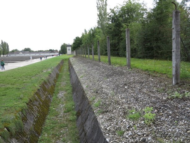 Toto je fotka z Dachau. Pekný plot, že? Takto vyzerala železná opona.