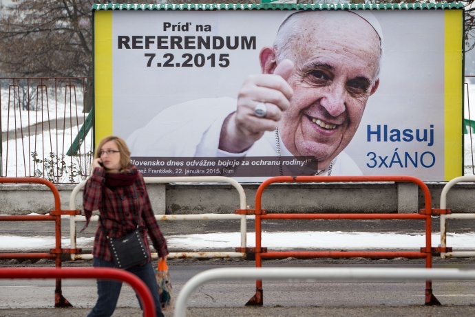 Na bilborde na podporu referenda zobrazili pápeža Františka. Foto N - Tomáš Benedikovič