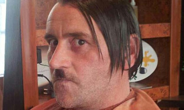 Sef Pegidy Odstupil Pre Fotografiu Spravil Si Fuzy Aj Uces Ako Hitler Dennik N