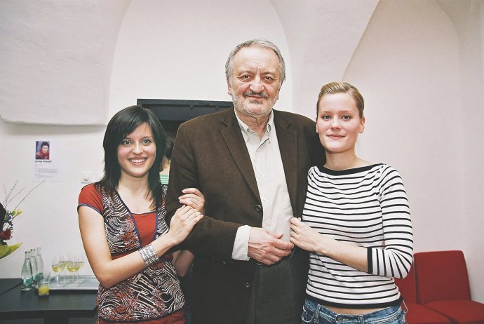 Milan Lasica s dcérami Hankou a Žofkou. FOTO - PETER PROCHÁZKA