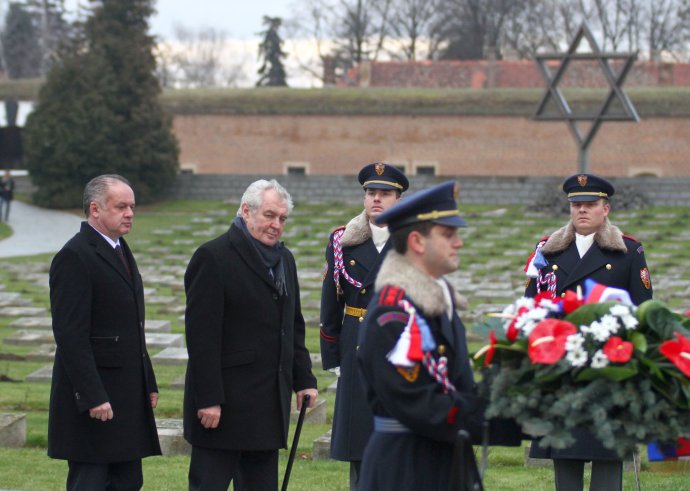 Prezidenti Andrej Kiska a Miloš Zeman v Terezíne. Foto - ČTK