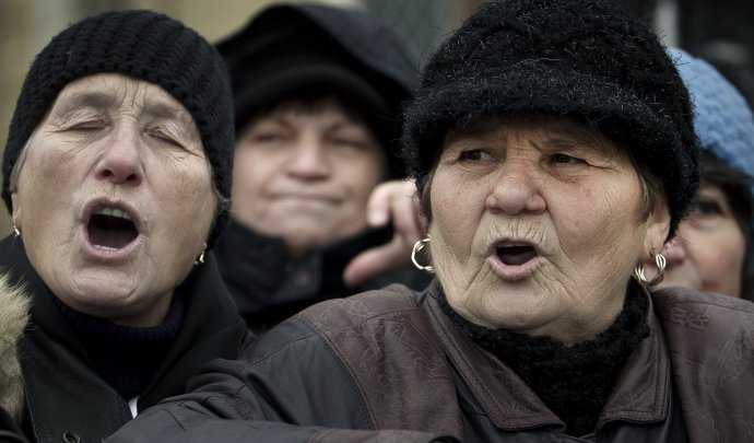 Raz sa aj naši dôchodcovia môžu nahnevať ako títo z Rumunska. Foto - TASR