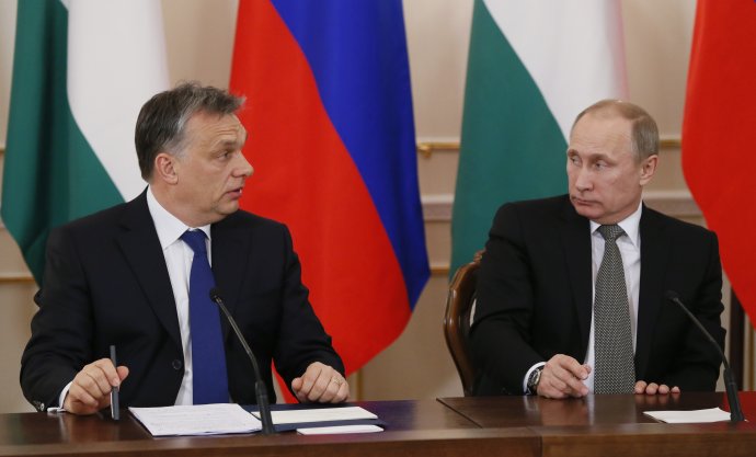 Viktor Orbán a Vladimir Putin v roku 2014 po podpísaní dohody o dostavbe maďarskej jadrovej elektrárne v Paksi ruským Rosatomom. Foto - TASR/AP
