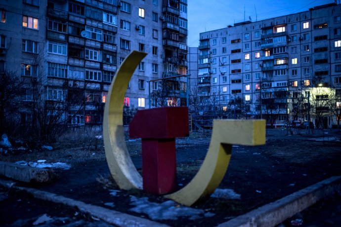 Sovietsky symbol pred bytovkami v Mariupoli, kde dopadali grady. Foto - AP