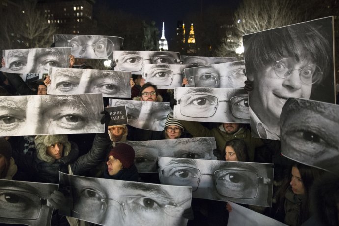 Pohľady zavraždených karikaturistov z Charlie Hebdo. FOTO - TASR