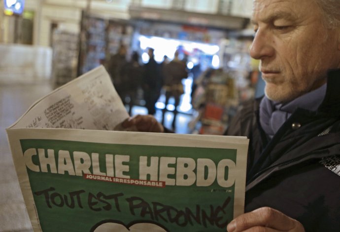 Charlie Hebdo s Mohamedom na obálke sa vypredal aj v trojmiliónovom náklade. FOTO - TASR