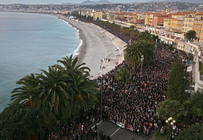 Tisícky ľudí prišli na pochod mestom Nice. Foto - TASR/AP