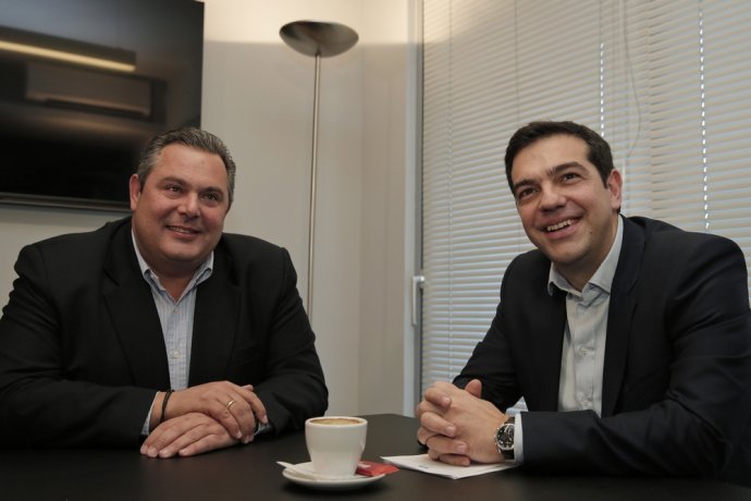 Šéf Nezávislých Grékov Panos Kammenos (vľavo) a líder Syrizy Alexis Tsipras (vpravo) dohodli novú vládu v pondelok doobeda na káve v centrále Syrizy. Foto - TASR/AP