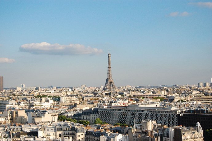 Eiffelovka a parížske strechy. FOTO - Wikimedia/Vinceesq