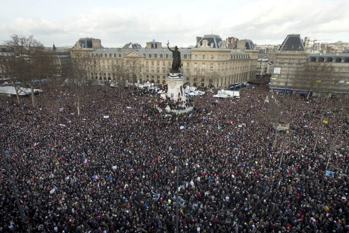 Parížske bulváre nevládali vcucnúť všetkých. FOTO - TASR