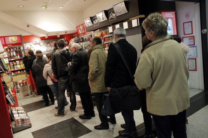 Na nové číslo časopisu Charlie Hebdo sa vo Francúzsko stáli rady. FOTO - TASR