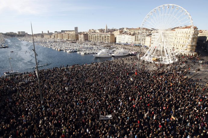 Francúzi demonštrovali solidaritu aj v uliciach Marseille v sobotu. FOTO - TASR/AP