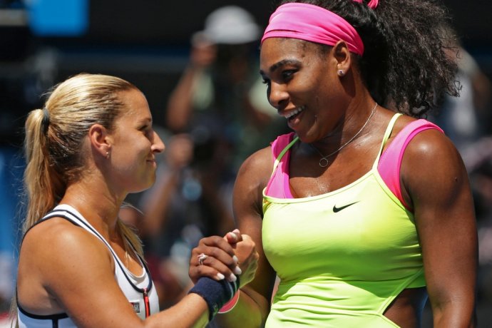 Dominika Cibulková gratuluje Serene Williamsovej k víťazstvu. Foto - AP