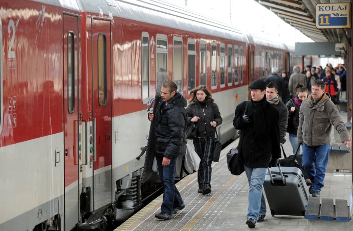 Vláda dúfa, že novými zľavami motivuje ľudí, aby viac jazdili vlakmi. Foto - TASR