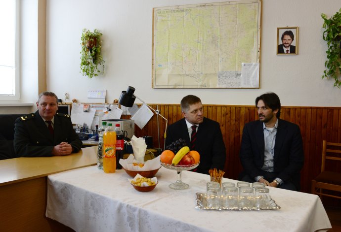 Vtedajší premiér a minister vnútra prišli povzbudiť policajtov z Moldavy nad Bodvou pár dní po tom, ako sa začalo vyšetrovanie ich zásahu v rómskej osade. Foto – TASR