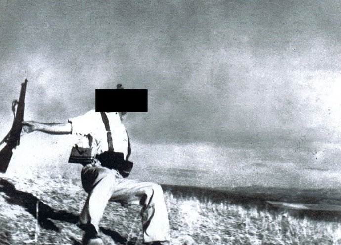 Server 444 na absurdnosť zákona poukázal sériou slávnych fotografií s čiernymi páskami cez tváre. Fotografia Roberta Capu. Foto: 444.hu