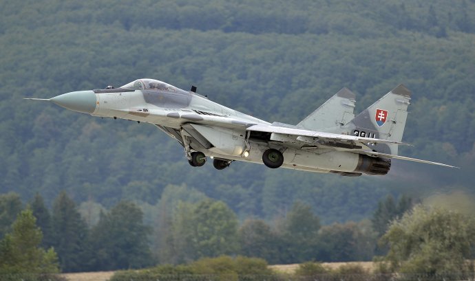Slovensko malo do včerajška oficiálne vo výzbroji dvanásť lietadiel MiG-29, vyrobených v 90. rokoch. Foto - TASR