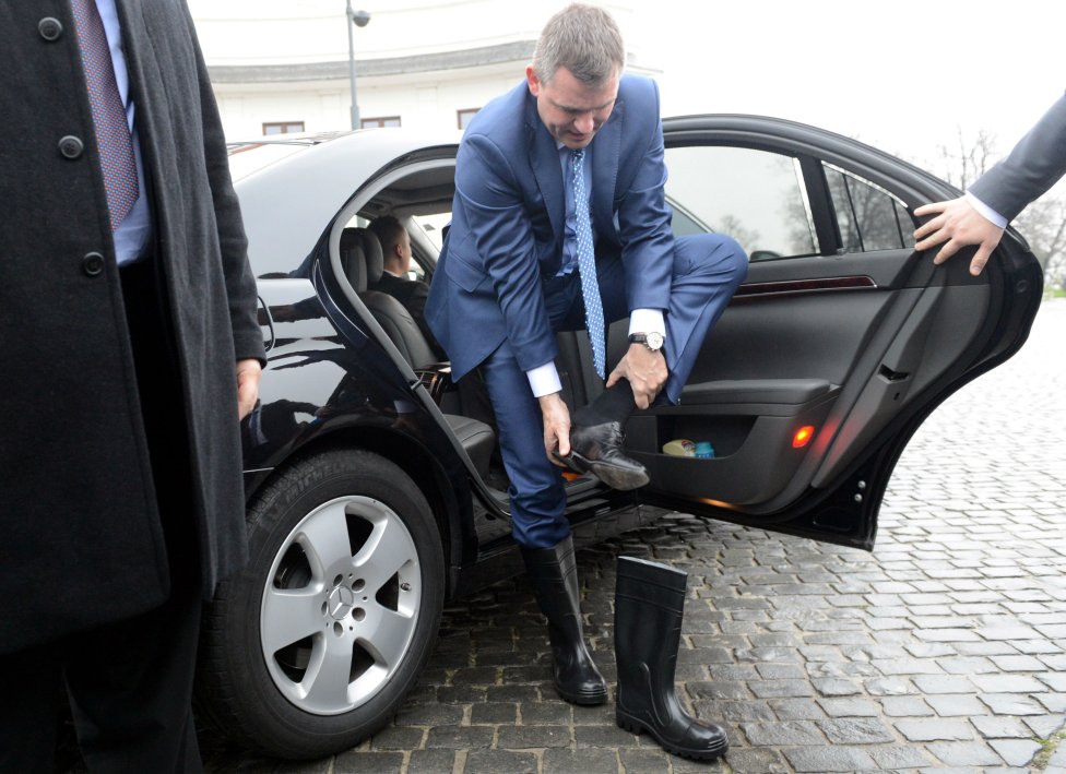 Predseda parlamentu pred prehliadkou staveniska na Bratislavskom hrade. Foto - TASR