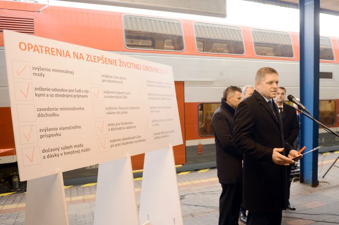 Premiér Robert Fico sa v nedeľu opäť vybral na stanicu, aby predstavil druhé kolo zliav na železnici. Foto - TASR
