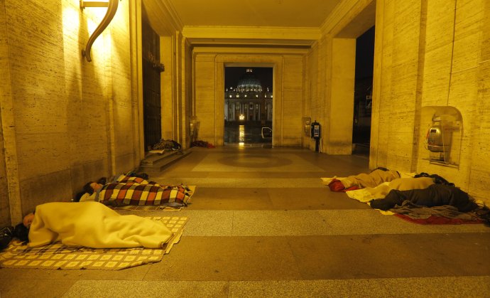 Mnoho ľudí bez domova sa skrýva v priestoroch okolo Chrámu svätého Petra. Foto: TASR/AP.