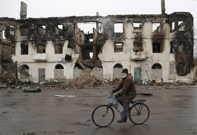 Obyvatelia Vuhlehirsku na Donbase čelia nebezpečnému ostreľovaniu. Foto – AP/Petr David