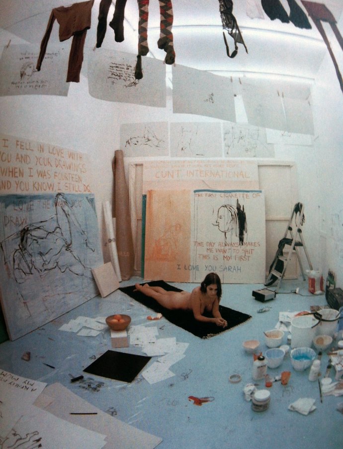 Tracy Emin počas práce na diele Odklínanie poslednej maľby (1996), ktoré ide práve do aukcie.