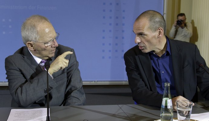 Dvaja úhlavní rivali. Nemecký minister financií Wolfgang Schäuble (vľavo) a jeho grécky kolega Janis Varoufakis. Foto – TASR/AP