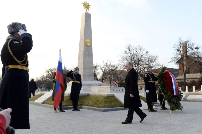 Vladimir Putin sa v Budapešti poklonil pri Pamätníku padlých sovietskych vojakov. maďarských politikov nepozval. Foto - TASR/AP