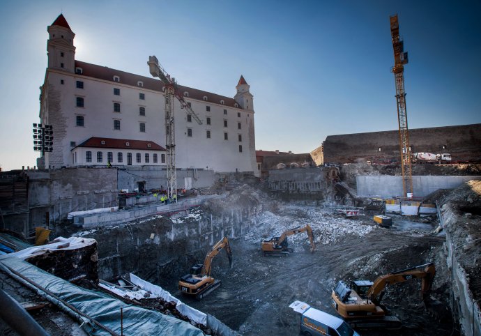 Stavenisko na severnej terase Bratislavského hradu. Stavia Váhostav pre smerácke vedenie Národnej rady. Foto N - Tomáš Benedikovič