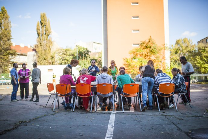 Susedia na dvore. Foto - Michal Huštaty
