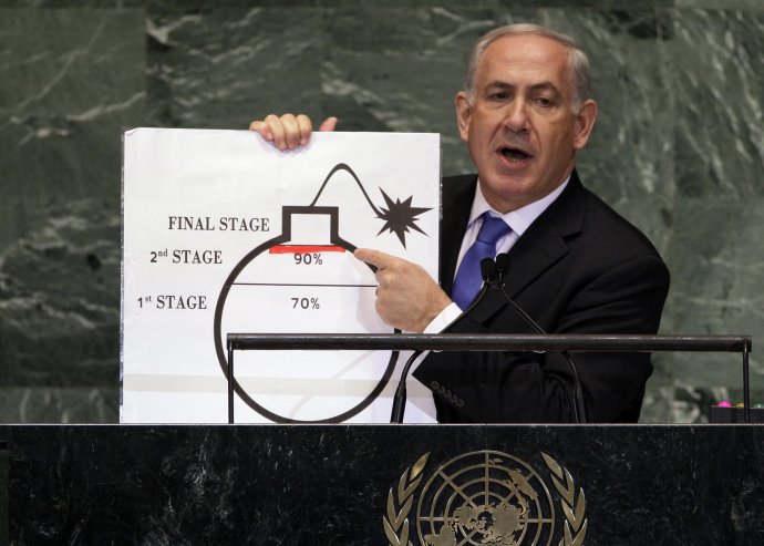 Netanjahu v OSN v roku 2012 ukazoval graf, podľa ktorého by Irán mohol mať čoskoro dostatok uránu výrobu jadrovej bomby. Foto - AP