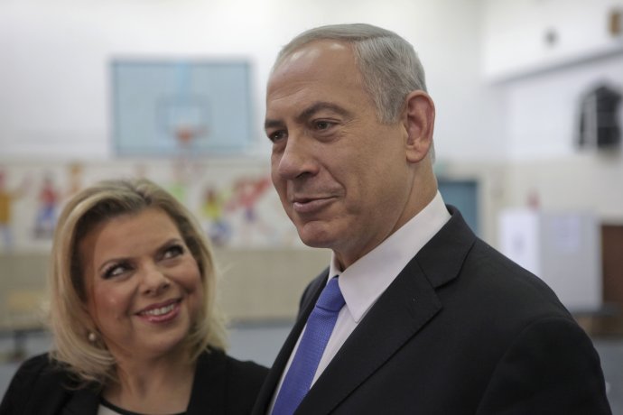 Izraelský premiér Benjamin Netanjahu s manželkou čelia škandálu, v ktorom ich obviňujú, že veľa míňajú. Foto - TASR/AP