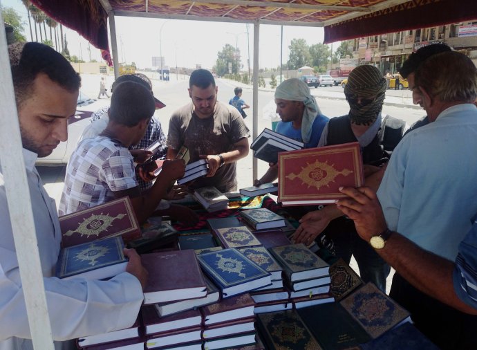 Islamský štát uznáva len náboženské knihy. Takto v lete minulého roka rozdával Korán v uliciach Mósulu. FOTO TASR