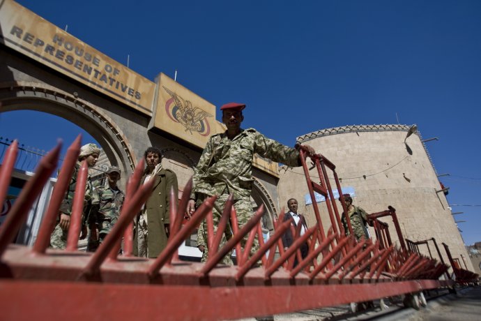 Šiitskí povstalci hliadkujú pred parlamentom v hlavnom meste Jemenu Saná. Foto - TASR/AP