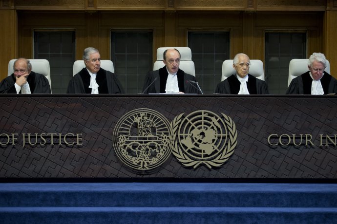 Predseda Medzinárodného súdneho dvora Slovák Peter Tomka (tretí sprava) číta rozhodnutie Medzinárodného súdneho dvora. Foto - TASR/AP
