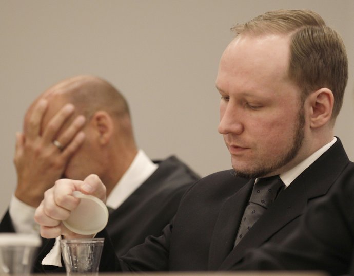 Anders Breivik spolu so svojím obhajcom Geirom Lippestadom. Foto - TASR/AP