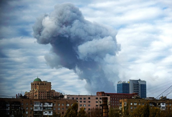 Stúpajúci dym nad Doneckom. Foto - archív TASR/AP