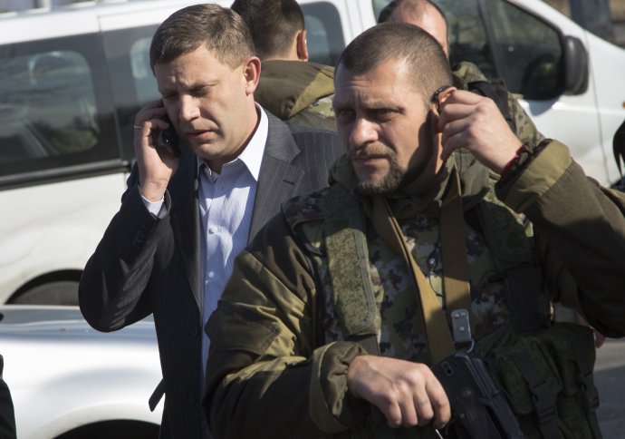Líder samozvanej Doneckej ľudovej republiky Alexandr Zacharčenko telefonuje. FOTO - TASR/AP