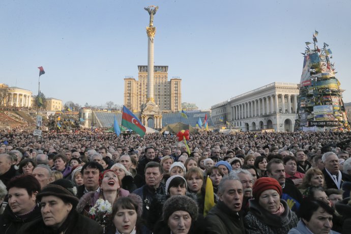 Ukrajinci protestovali na Majdane pred rokom. FOTO - TASR/AP