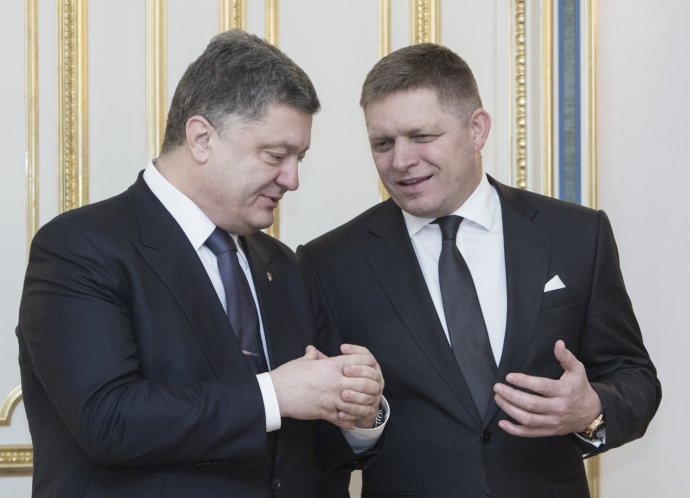 Premiér Robert Fico s ukrajinským prezidentom Petrom Porošenkom na stretnutí v Kyjeve na začiatku februára tohto roka. Foto - TASR/AP