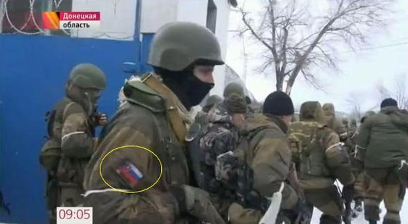 Záber slovenskej vlajky medzi separatistami odvysielal Prvý kanál ruskej štátnej televízie. Na Twitteri naň upozornil používateľ, ktorý vystupoval pod prezývkou „raging.me“. Foto - Twitter