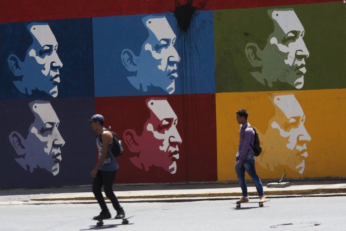Hugo Chávez zomrel pred štyrmi rokmi, no následky jeho politiky ľudia pociťujú dodnes. Foto - TASR/AP