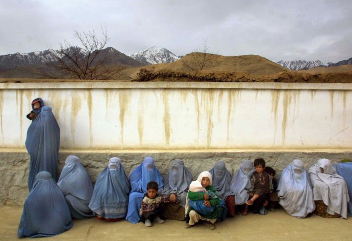 Afgánske ženy čakajú pred návštevou miestnej kliniky. Ilustračné foto – AP
